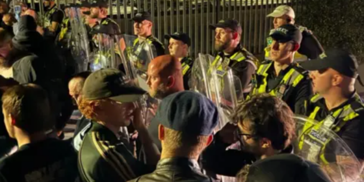 Hundreds of Protesters Blockade Migrant Coaches in Portsmouth