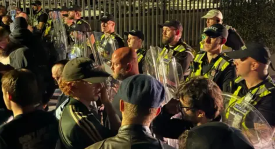 Hundreds of Protesters Blockade Migrant Coaches in Portsmouth